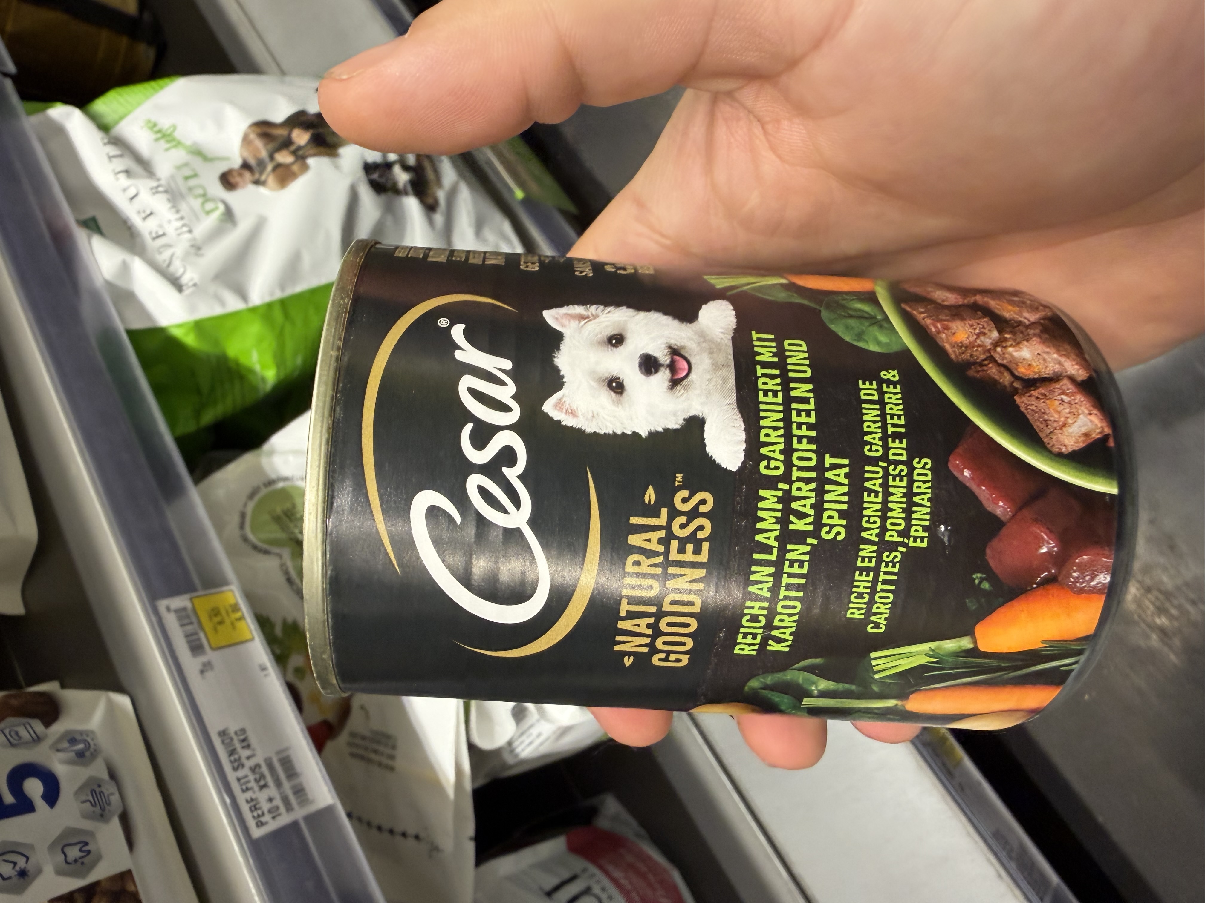 Cesar Cesar Natural Goodness Reich an Lamm, garniert mit Karotten, Kartoffeln und Spinat
